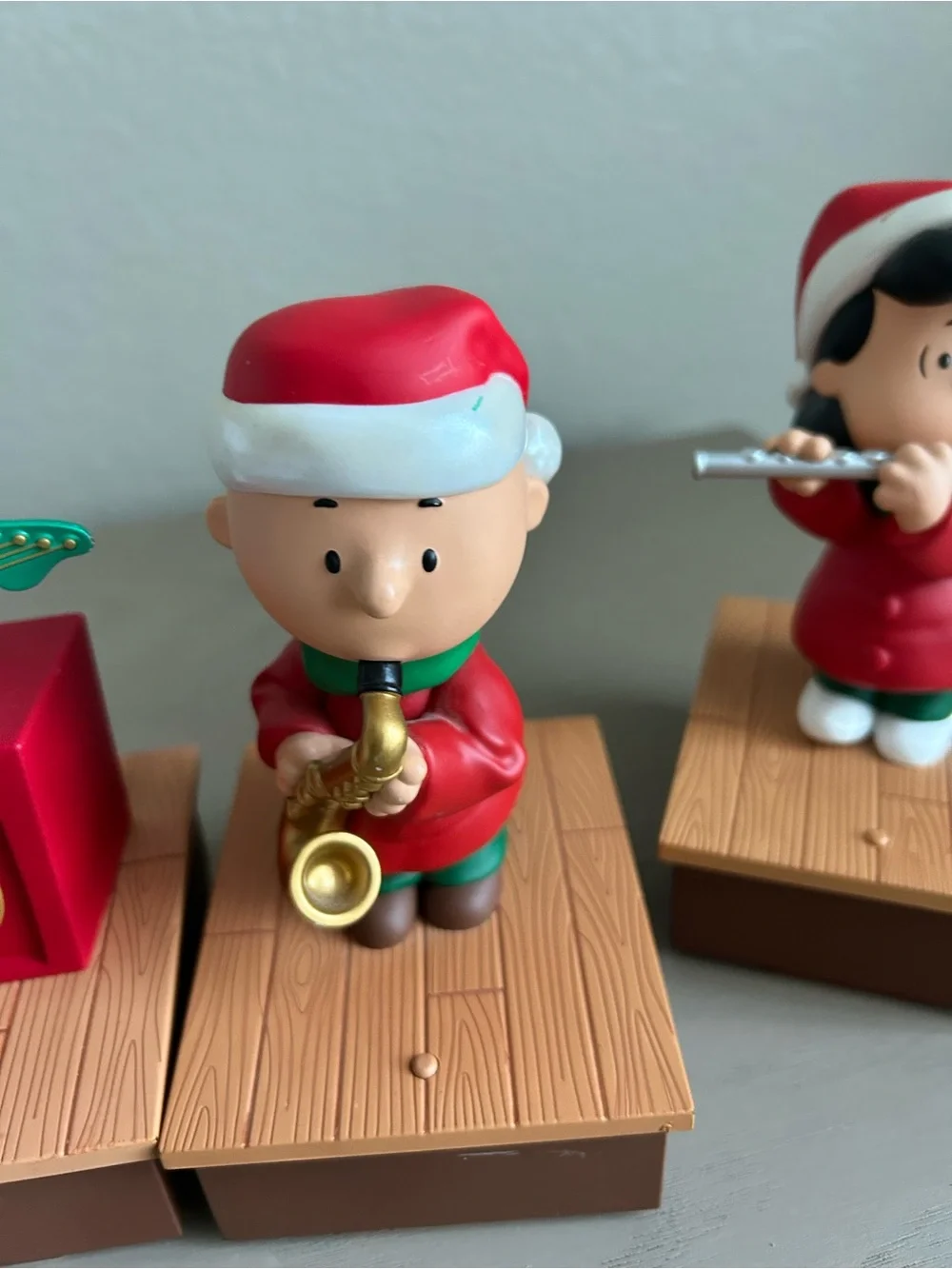 Hallmark Peanuts Christmas wireless Band Set Charlie Brown, Snoopy, Linus & Lucy